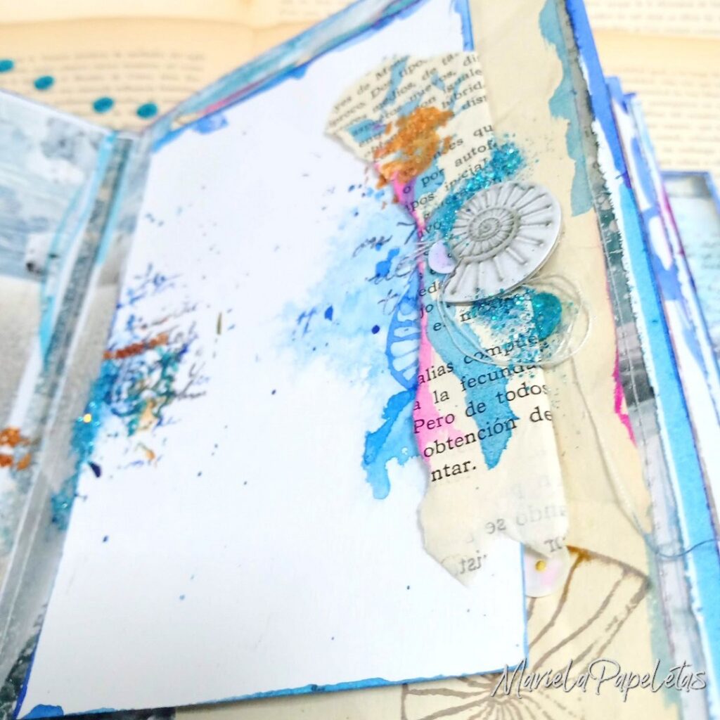 Detalle de Mini álbum mixed media, Papeles Artic & Antartic de Stamperia