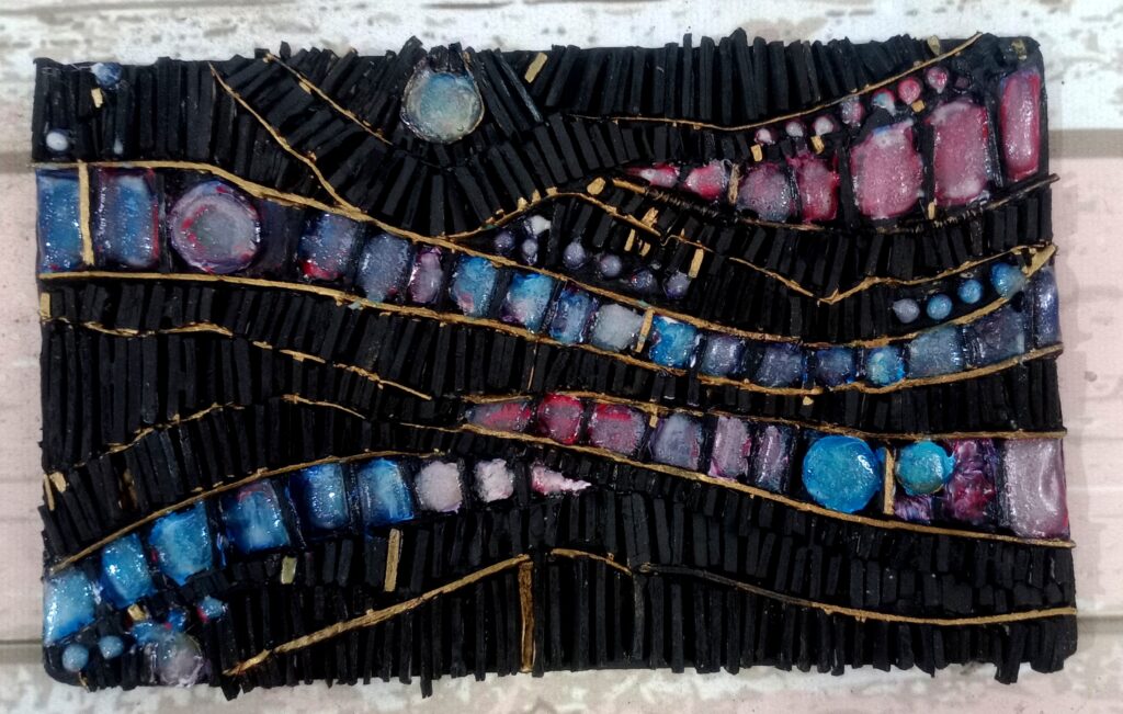 En esta imagen vemos un canvas, lleno de texturas realizadas con trocitos de cartón pegados de canto, cuyas alturasd son asimetricas, que recorren un camino con fluidez formas de olas que estan bordedas en color oro, en medio de estas olas pequeños similes de mosaicos rectanfulares y redondos, se acomodan llenando los espacios. 