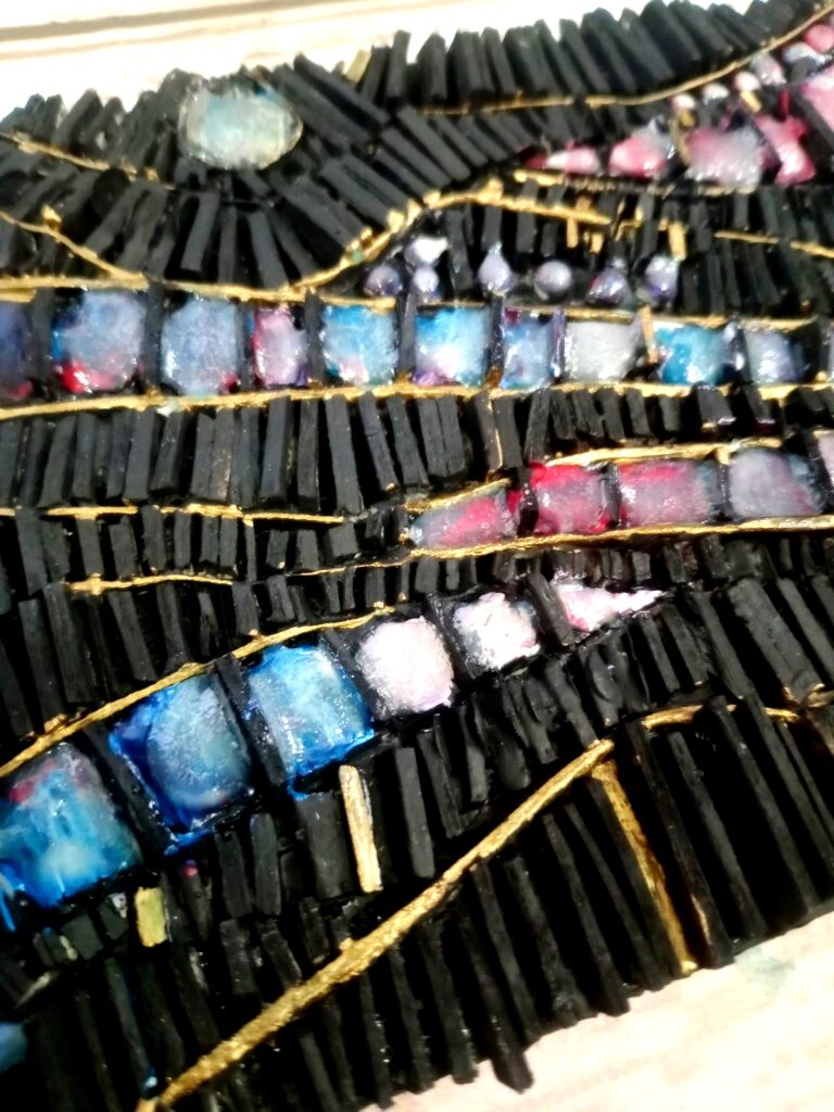 En esta imagen vemos un canvas, lleno de texturas realizadas con trocitos de cartón pegados de canto, cuyas alturasd son asimetricas, que recorren un camino con fluidez formas de olas que estan bordedas en color oro, en medio de estas olas pequeños similes de mosaicos rectanfulares y redondos, se acomodan llenando los espacios. 